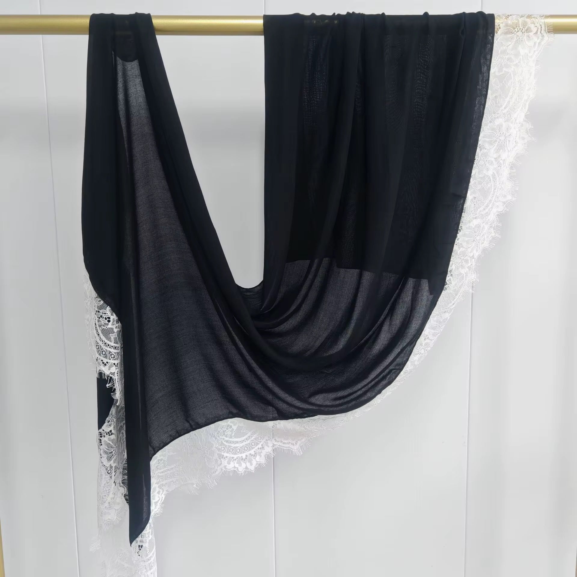 Noir Lace Modal